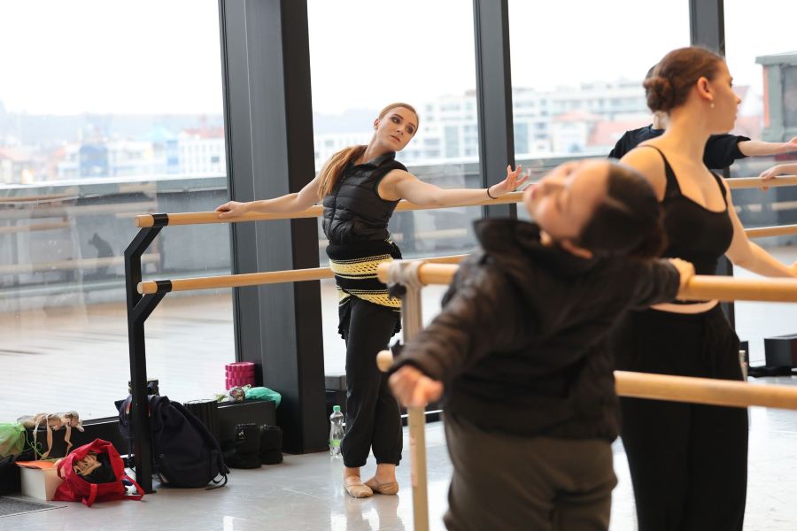 Z tréninku baletu Divadla J. K. Tyla v baletním sále Nové scény (foto Kristýna Housková)