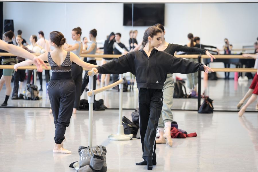 Z tréninku baletu Divadla J. K. Tyla v baletním sále Nové scény (foto Kristýna Housková)