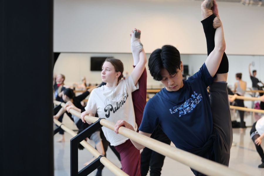 Z tréninku baletu Divadla J. K. Tyla v baletním sále Nové scény (foto Kristýna Housková)