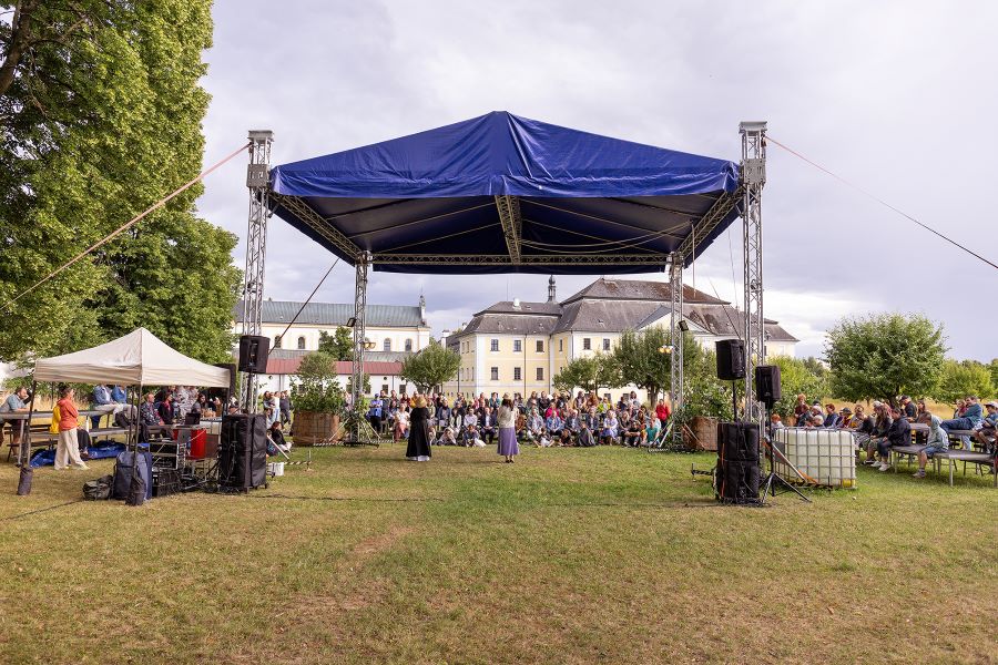 Zahájení festivalu KoresponDance 2025 (foto Adéla Vosičková)