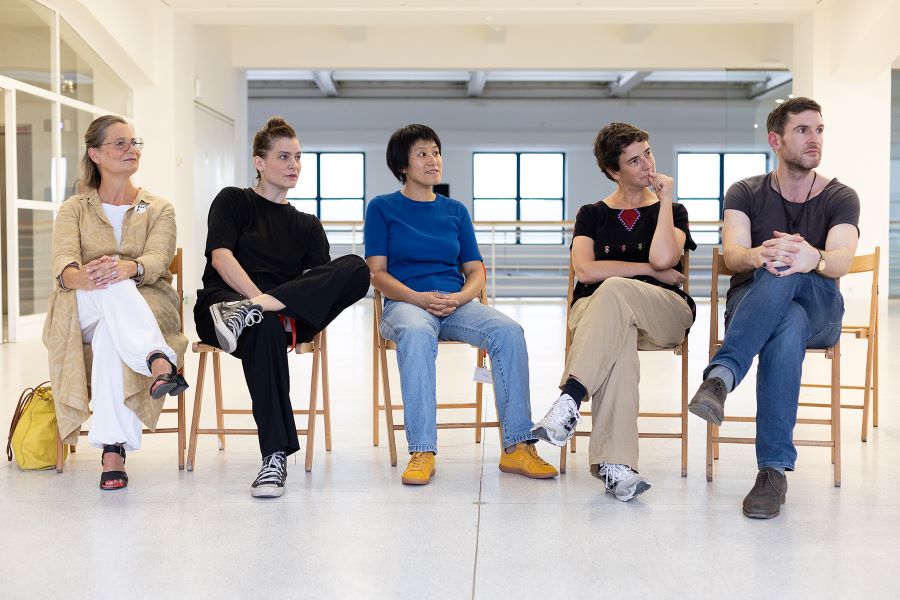 Ze zářijové Museography Choreography ve veletržním paláci, diskuse po performanci (foto Adéla Vosičková, 2024)
