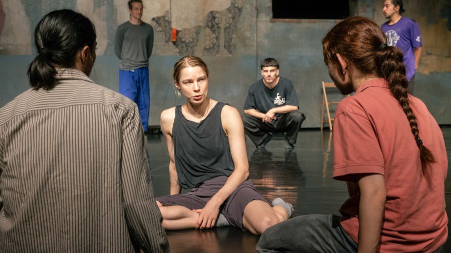 Ze zkoušení inscenace Your Ghosts, My Shadows – Emilie Leriche (foto Patrik Borecký)