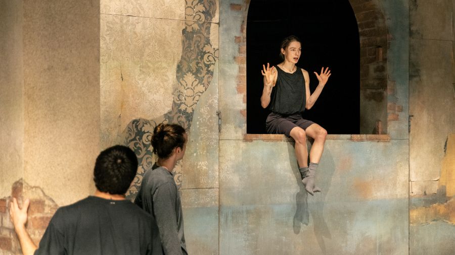 Ze zkoušení inscenace Your Ghosts, My Shadows – Emilie Leriche (foto Patrik Borecký)