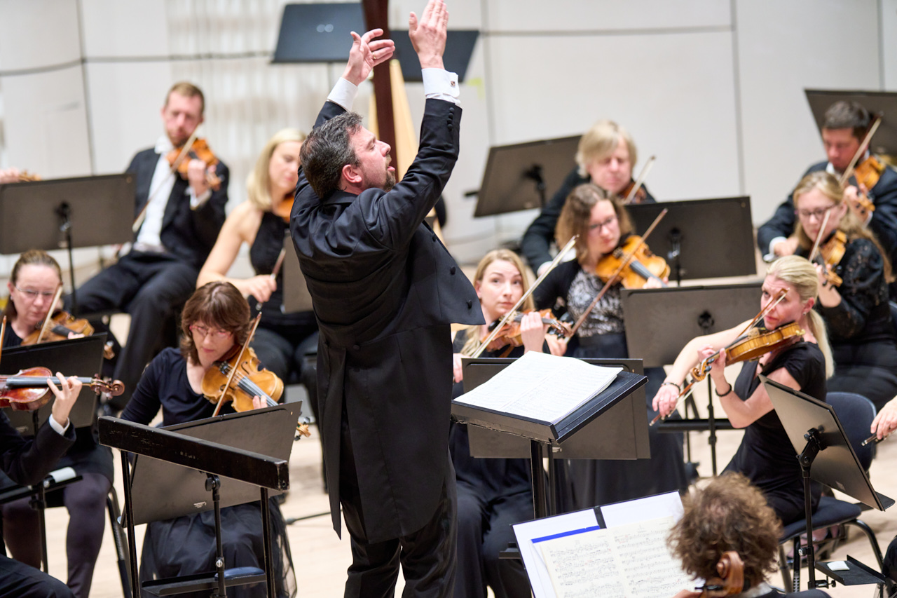 ENIGMA, abonentní koncert B7
čtvrtek 15. května 2025, Kongresové centrum Zlín – Marek Šedivý a Filharmonie Bohuslava Martinů (foto Dominik Bachůrek)