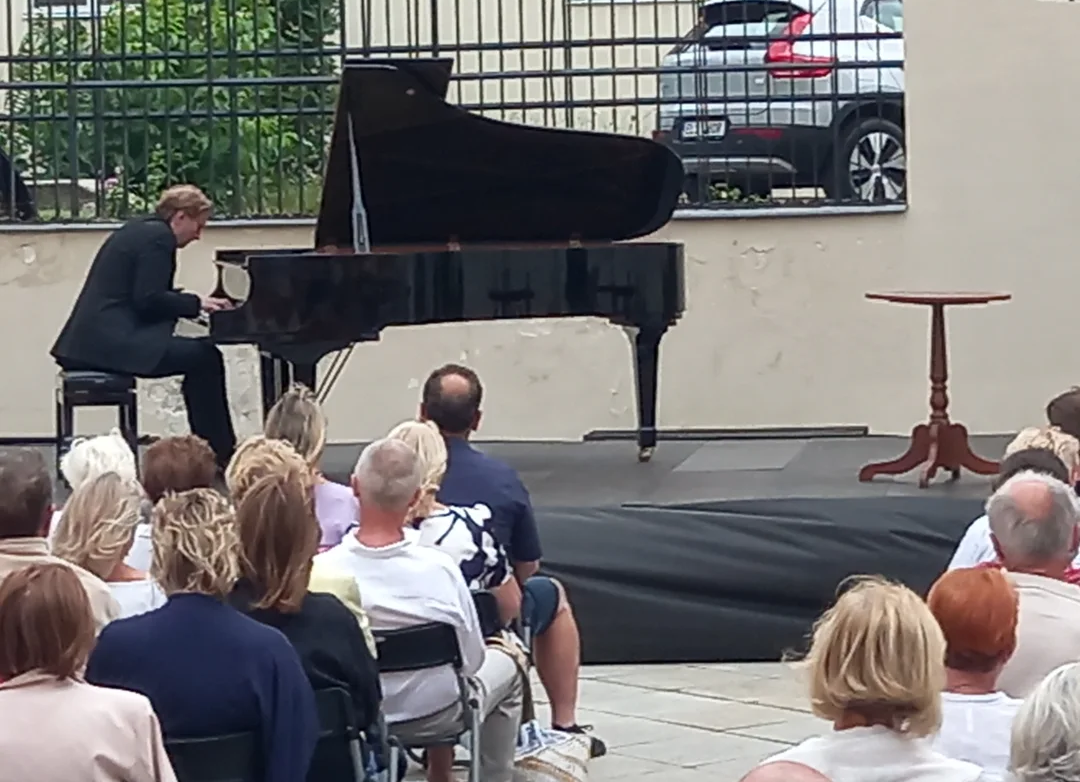 Filozofický koncert: Ivo Kahánek,15. července 2025, Hudební festival Znojmo 2025, Nádvoří JM Muzea, Znojmo (zdroj Hudba Znojmo)