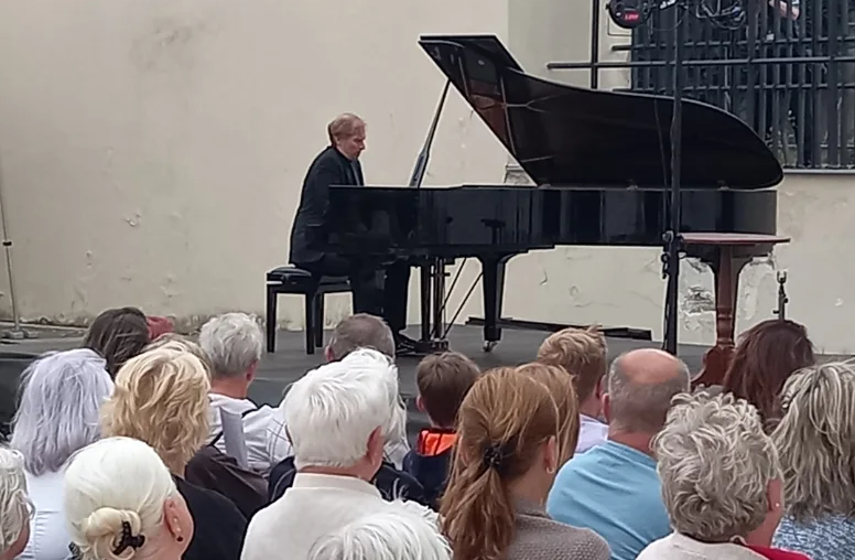 Filozofický koncert: Ivo Kahánek,15. července 2025, Hudební festival Znojmo 2025, Nádvoří JM Muzea, Znojmo (zdroj Hudba Znojmo)