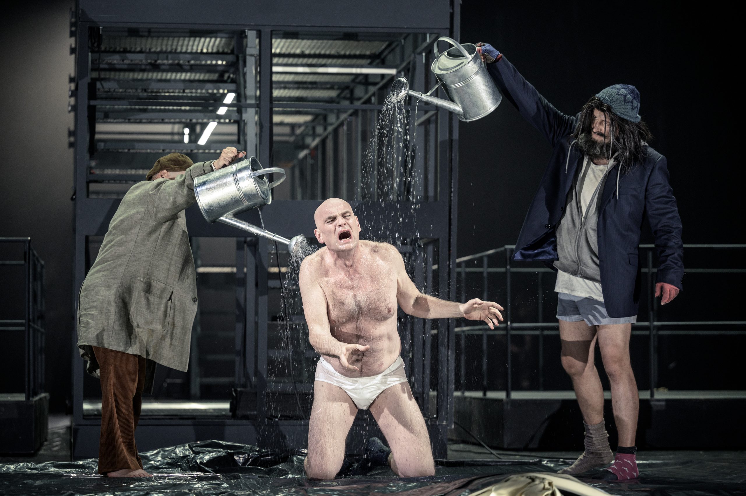 Aribert Reimann: Lear, Státní opera Praha – Dagmar Pecková (Blázen), Tómas Tómasson (Lear), Miloš Horák (Hrabě z Glostru)(foto Petr Neubert)