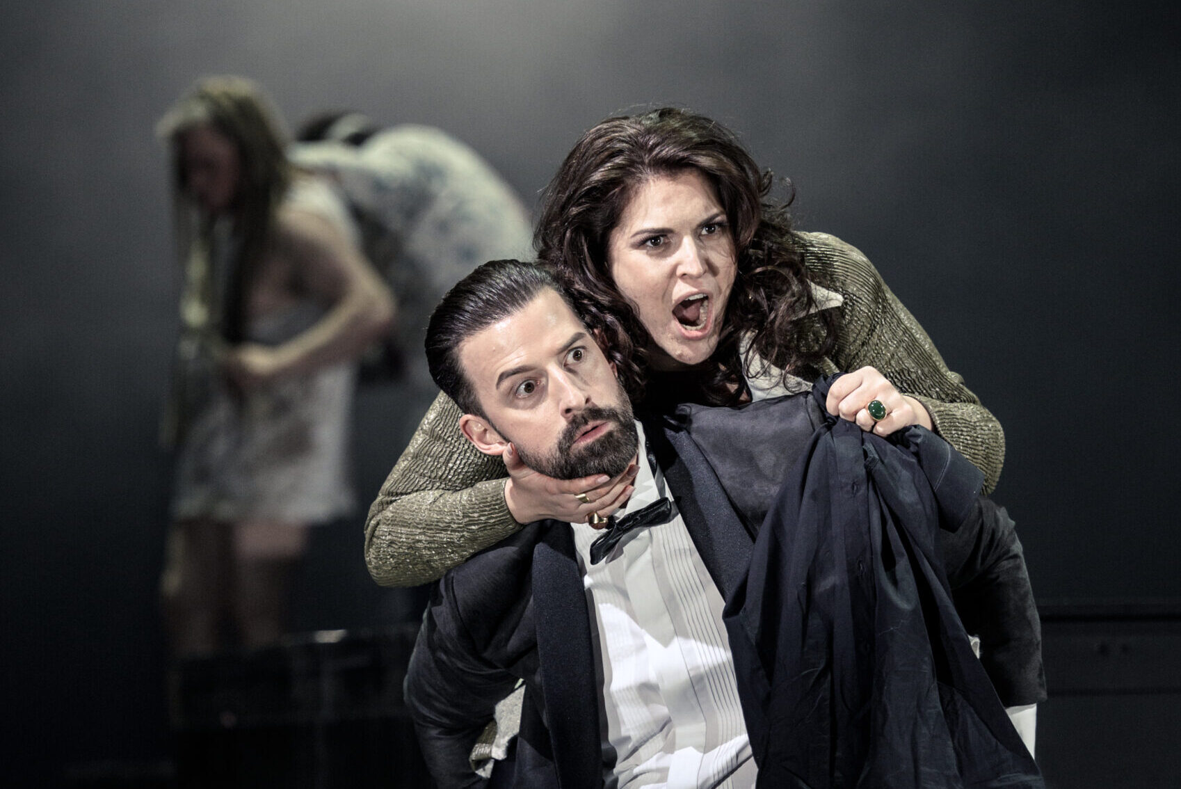 Aribert Reimann: Lear, Státní opera Praha – Csaba Kotlár (Vévoda z Albany), Viktorija Korosunova (Goneril) (foto Petr Neubert)