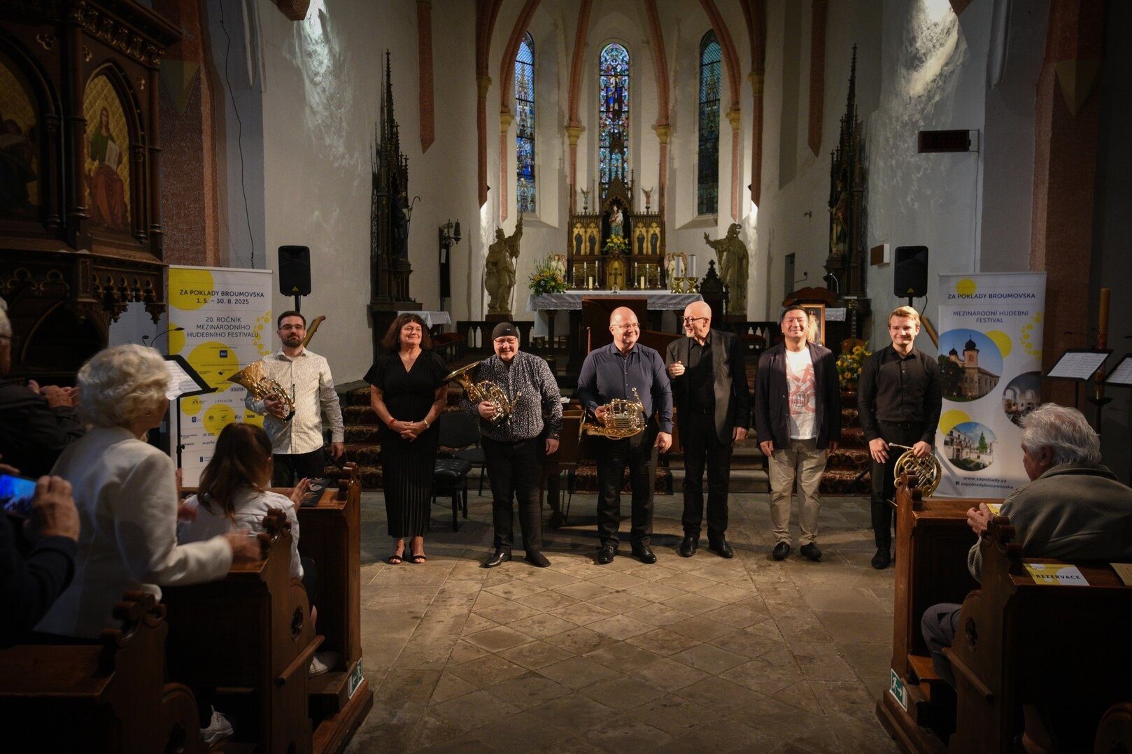 Letní hornové kurzy: Koncert lektorů, 2. srpna 2025, kostel Nanebevzetí Panny Marie, Police nad Metují – Martin Sokol, Jana Goliášová, Zuzana Rzounková, Jan Vobořil, Stefan De Leval Jezierski, Yi Man a Jan Vobořil ml. (foto Michal Sedláček)