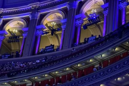 Propalestinští aktivisté narušující koncert BBC Proms, 29. srpna 2025 (zdroj Middle East Eye)