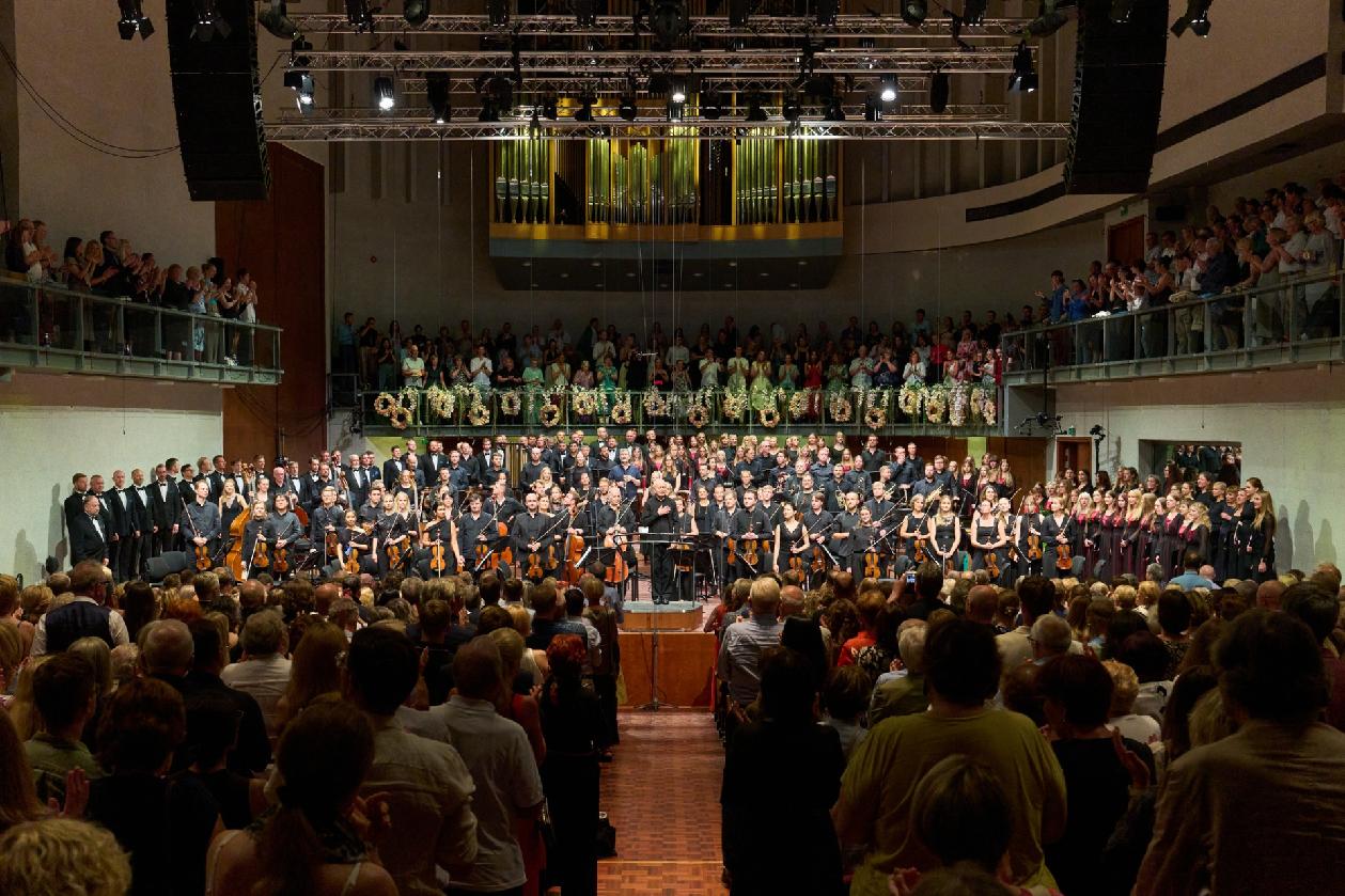 Paavo Järvi a Estonský festivalový orchestr (foto Kaupo Kikkas)