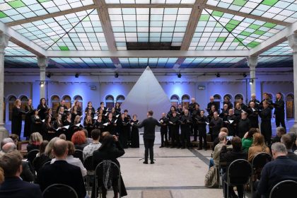 CHOIR+: Kühnův smíšený sbor v Gabriel Loci, 26. května 2025, Gabriel Loci – Jakub Pikla, Kühnův smíšený sbor (foto Ondřej Melecký)