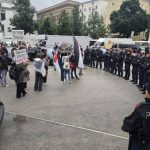 Protestující před Festspielhausem v Salzburgu (foto Anja Kröll)