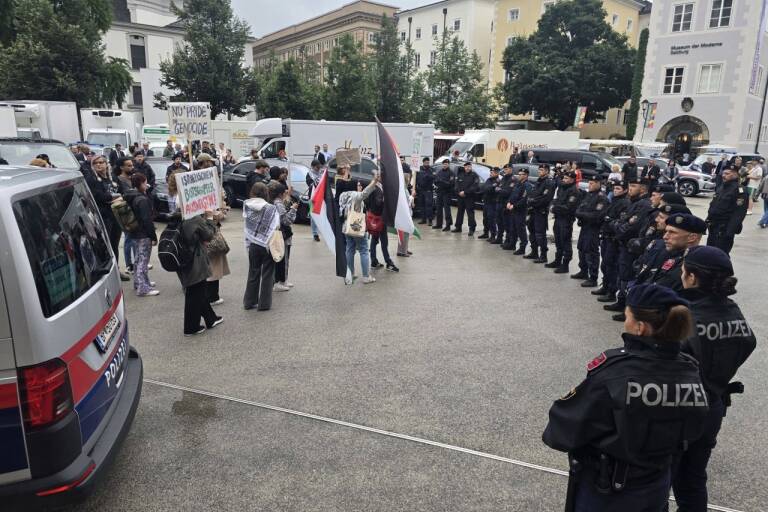 Protestující před Festspielhausem v Salzburgu (foto Anja Kröll)