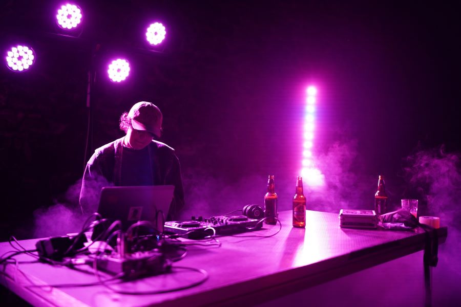 Večerní DJ set v zahradě Studia ALTA (foto Simona Rybová)