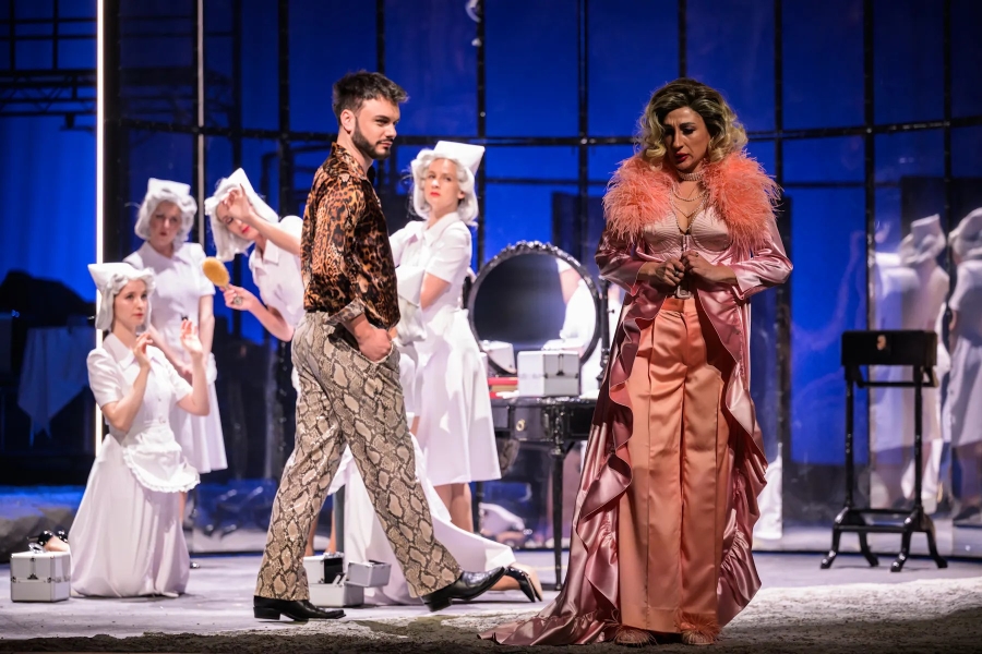 Giacomo Puccini: Manon Lescaut – Lukáš Bařák, Ghiulnara Raileanu, Balet Opery Národního divadla, Národní divadlo 2025 (zdroj Národní divadlo Serghei Gherciu)