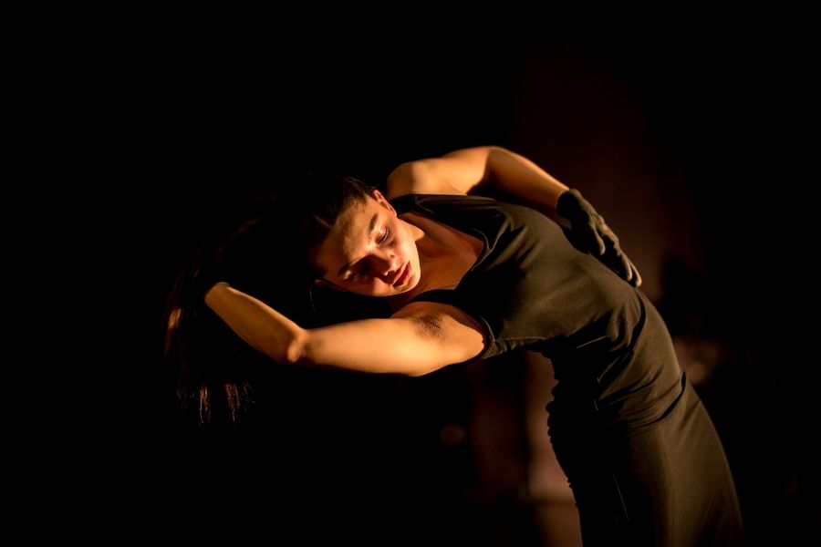 Adriana Nguyenová – Pro koho kvetou?, absolventské představení Duncan centra (foto Vojtěch Brtnický)