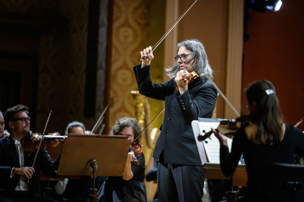 Dvořákova Praha: Kavakosovy kontrasty s Českou filharmonií, 16. září 2025, Rudolfinum, Dvořákova síň – Leonidas Kavakos a Česká filharmonie (foto Petra Hajská)