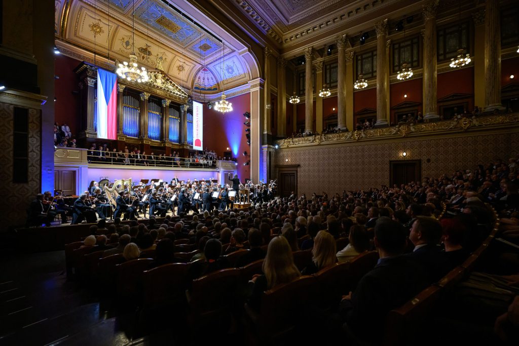 Dvořákova Praha: Kavakosovy kontrasty s Českou filharmonií, 16. září 2025, Rudolfinum, Dvořákova síň – Leonidas Kavakos a Česká filharmonie (foto Petra Hajská)