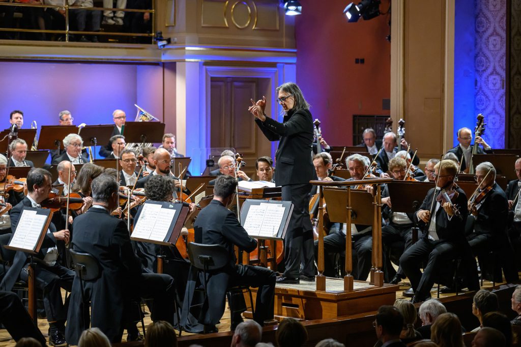 Dvořákova Praha: Kavakosovy kontrasty s Českou filharmonií, 16. září 2025, Rudolfinum, Dvořákova síň – Leonidas Kavakos a Česká filharmonie (foto Petra Hajská)