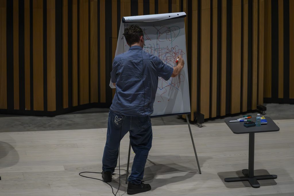 Ostravské dny: Part I – From five / Od pěti, 29. srpna 2025, City Campus, Fakulta umění Ostravské univerzity – Benjamin Kotik (zdroj Ostravské centrum nové hudby)
