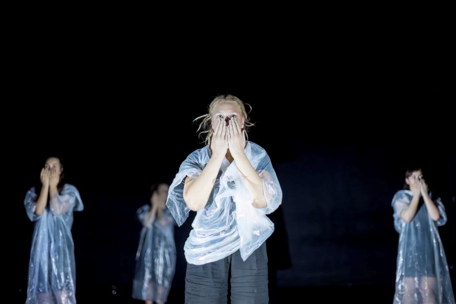 Magdalena Dorotea Horká – Jsi tu sám?, absolventské představení Duncan centra (foto Vojtěch Brtnický)