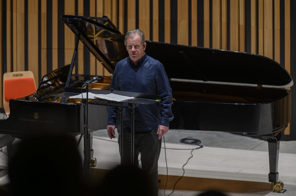 Ostravské dny: Dlouhá noc, Part III – Voice & piano, 29. srpna 2025, City Campus, Fakulta umění Ostravské univerzity – Nicholas Isherwood (zdroj Ostravské centrum nové hudby)
