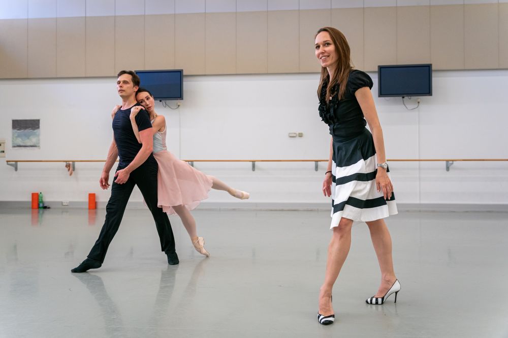 Olga Chelpanova a Konstantin Korotkov na zkoušce s Ninou Polákovou, choreografie Thaïs (foto Juraj Žilinčár, 2021)