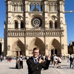 Juraj Křemen před katedrálou Notre-Dame (zdroj Renáta Pavlová)