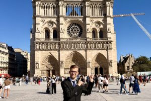 Juraj Křemen před katedrálou Notre-Dame (zdroj Renáta Pavlová)